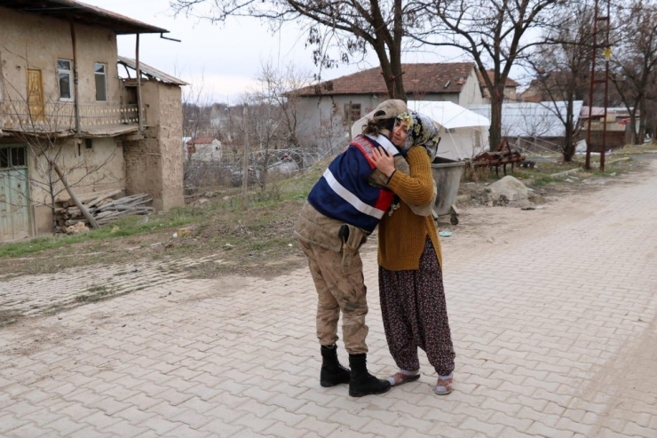 Köy Köy Gezen Jandarma, Depremzedelerin Acısına Ortak Oluyor