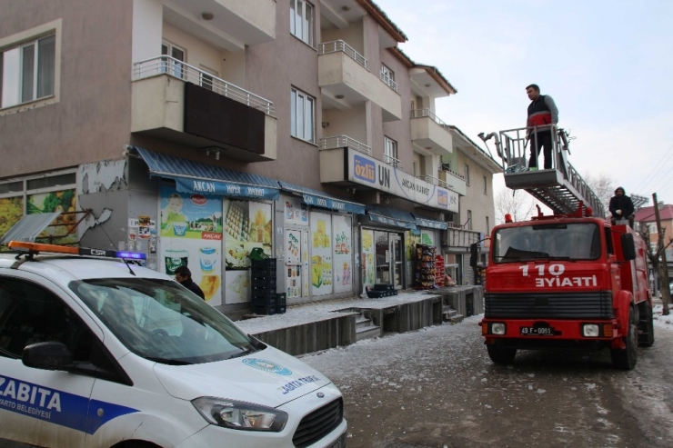 Varto’da Buz Sarkıtlarını Kırma Ve Yol Tuzlama Çalışması