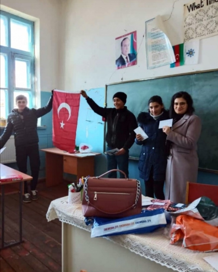 Azerbaycan’daki Kardeş Okula Anlamlı Hediye