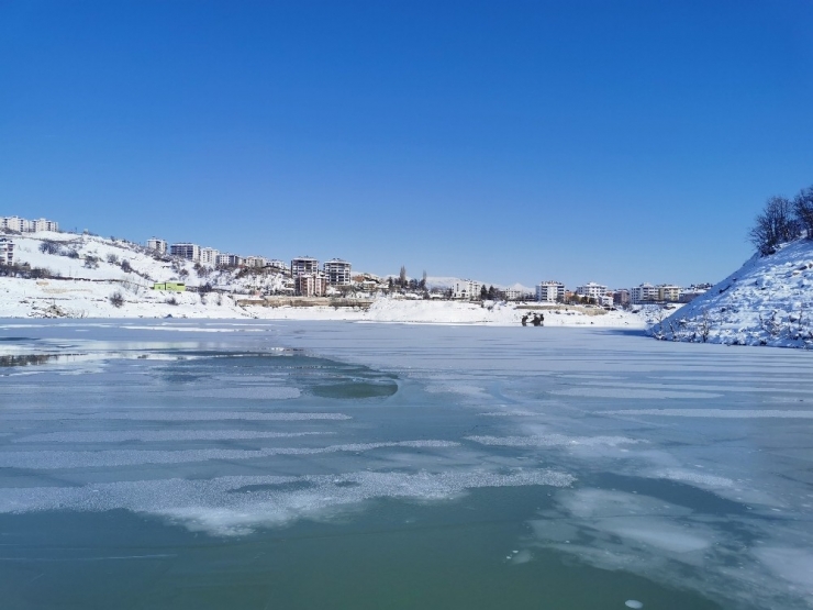 Tunceli’de Baraj Gölünün Bir Bölümü Buz Tuttu
