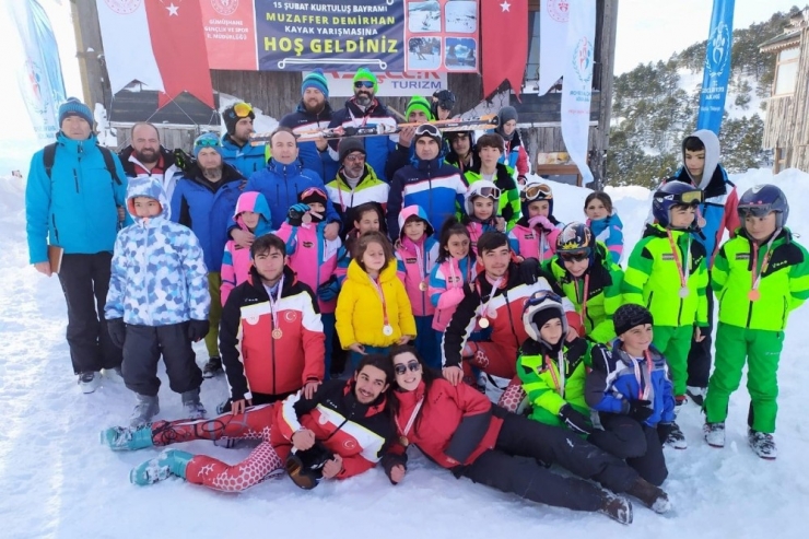 Gümüşhane’de Kurtuluşa Özel Kayak Yarışmaları Yapıldı