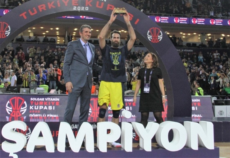 Fenerbahçe Beko Türkiye Kupası’nı Kaldırdı