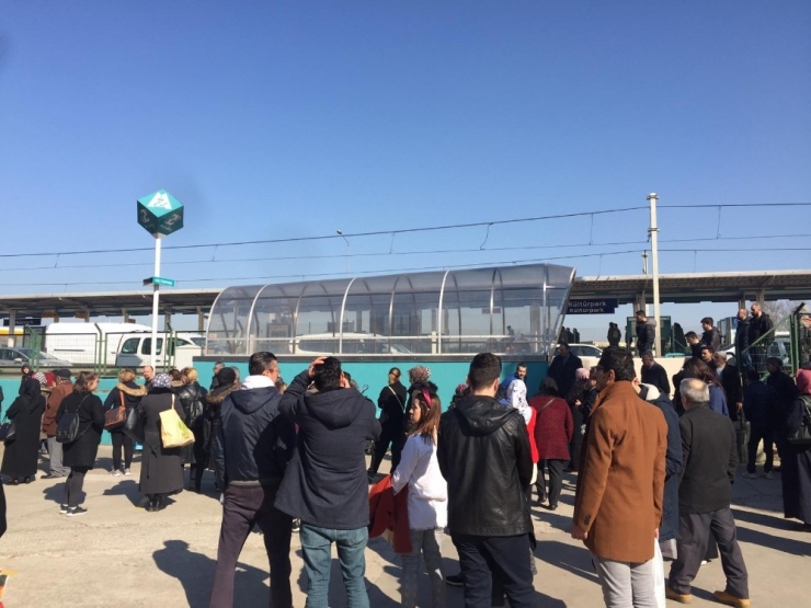 Bursa’da Metro Seferleri Aksadı, Sıkıntı Yarım Saat İçinde Giderilecek