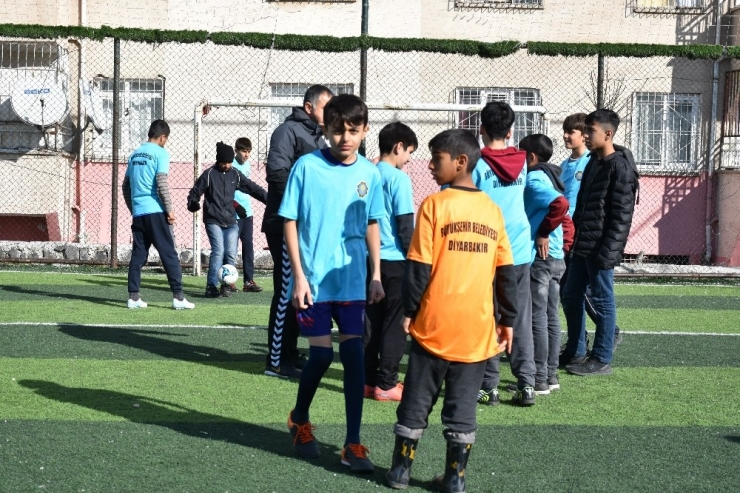 Geleceğin Futbolcuları Büyükşehir Belediyesi Futbol Kurslarında Yetişiyor