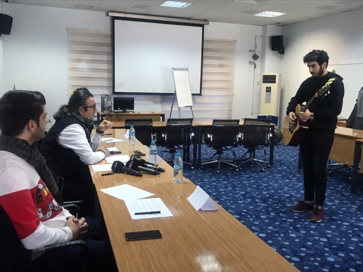 İstanbul’daki Vapur Hatlarında Müzisyen Olmak İçin Jüri Karşısında Şarkılarını Söylediler
