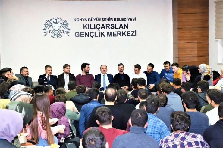 Başkan Altay Üniversiteli Gençlerle Buluştu