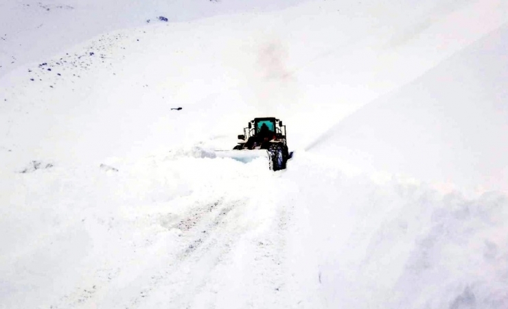 Kar Ve Tipide Mahsur Kalan 20 Minibüs Kurtarıldı