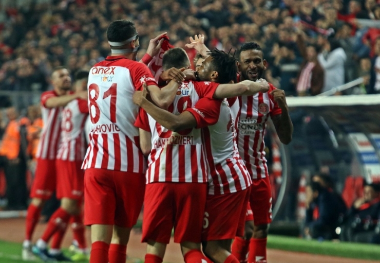 Antalyaspor 7 Maç Sonra Evinde Güldü