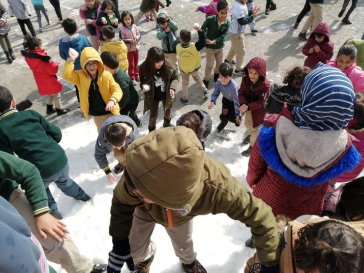 Öğrencileri İçin Okula Kamyonetle Kar Getirtti