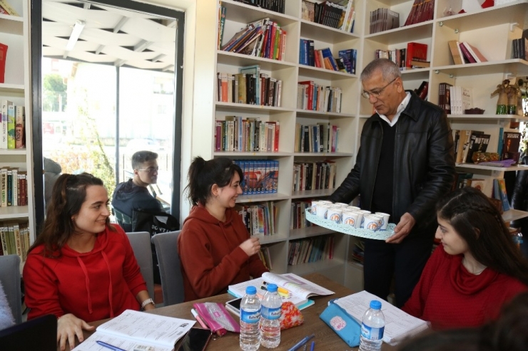 Mezitli’deki Kafe Kütüphanede Her Gün Çorba İkramı Yapılıyor