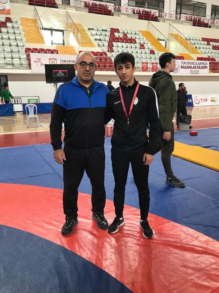 Barış Erbek Okullar Arası Güreş’te Türkiye Şampiyonu Oldu
