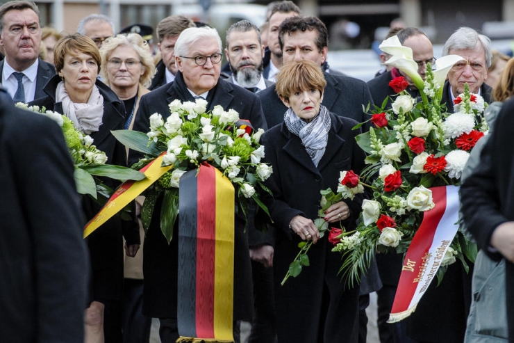 Almanya Cumhurbaşkanı, 5 Türk’ün Öldürüldüğü Olay Yerine Çiçek Bıraktı