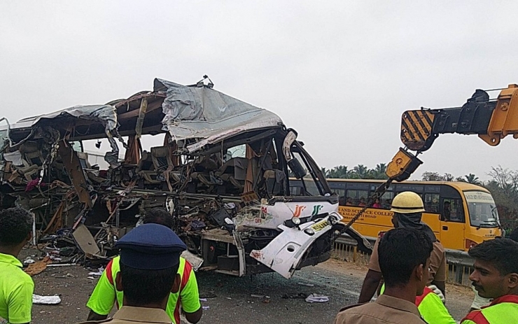 Hindistan’da Tır Yolcu Otobüsüne Çarptı: 20 Ölü
