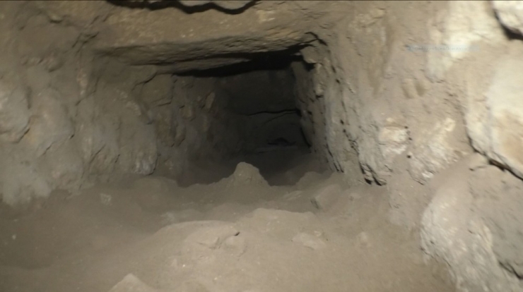 Aksaray’da Tarihi Tosun Höyüğü’nde Definecilerin Açtığı Tünel Ortaya Çıktı