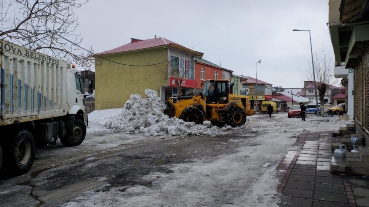 Karlıova’da Karla Mücadele Sürüyor
