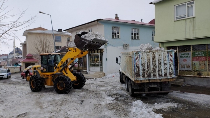 Karlıova’da Karla Mücadele Sürüyor