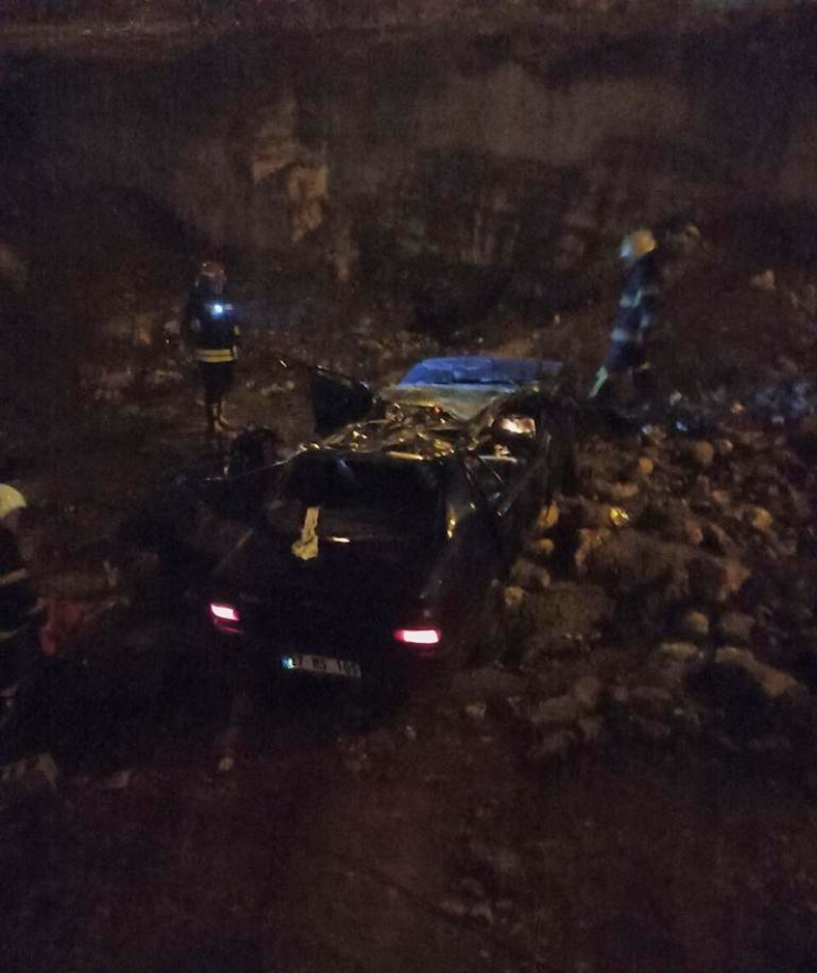 Taklalar Atan Otomobil Uçuruma Düştü: 5 Yaralı