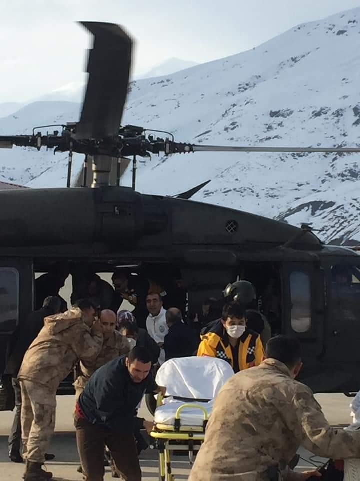 Bahçesaray’daki 5 Hasta Askeri Helikopterle Van’a Sevk Edildi