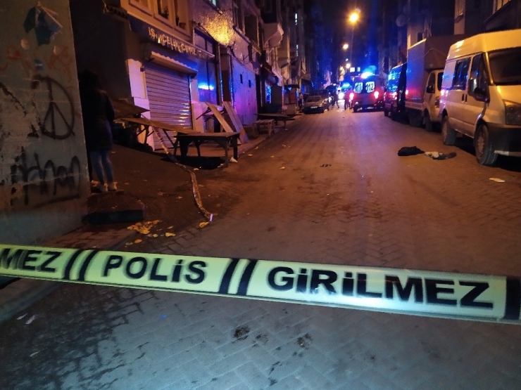 Beyoğlu’nda Silahlı Kavgada 1’i Ağır 2 Kişi Yaralandı