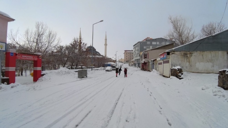 Kar, Karlıova’yı Tekrar Beyaza Bürüdü