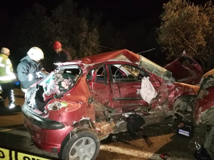 Otomobil İle Kamyonet Kafa Kafaya Çarpıştı: 1 Ölü 3 Yaralı