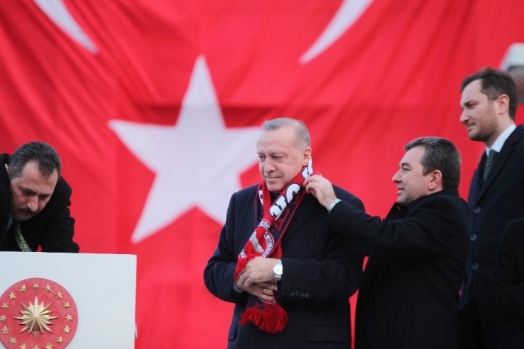 Cumhurbaşkanı Erdoğan, Bergama’da Konuştu: "Savunma Sanayinde Yerlilik Oranı Yüzde 20’ydi, Şimdi Yüzde 70’in Üzerine Çıktı"