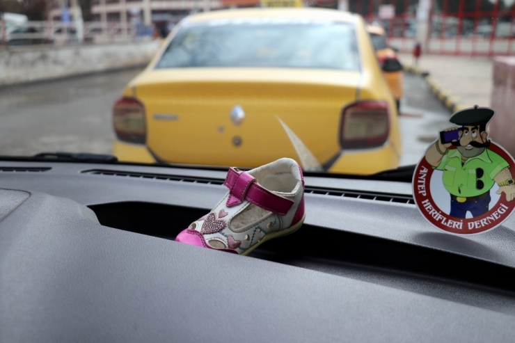 2 Yıldır Taksisinde Unutulan Ayakkabının Sahibini Arıyor