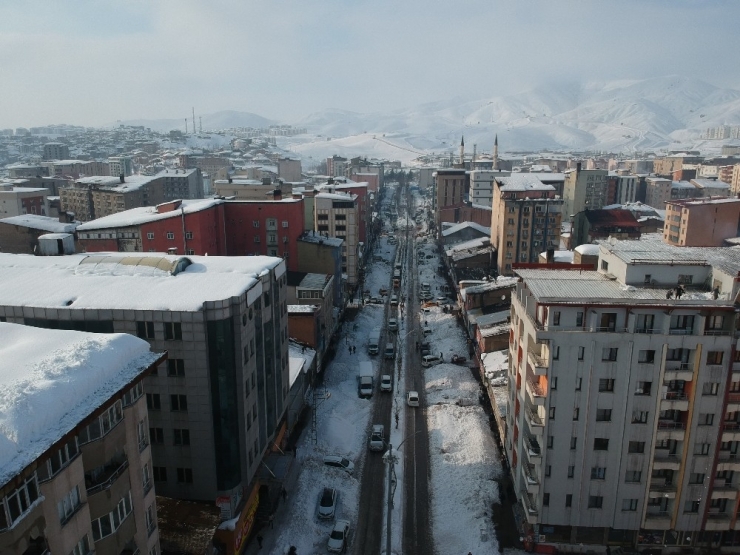 Yüksekova Merkezinden 5 Bin Kamyon Kar Çıkarılıp Dereye Döküldü