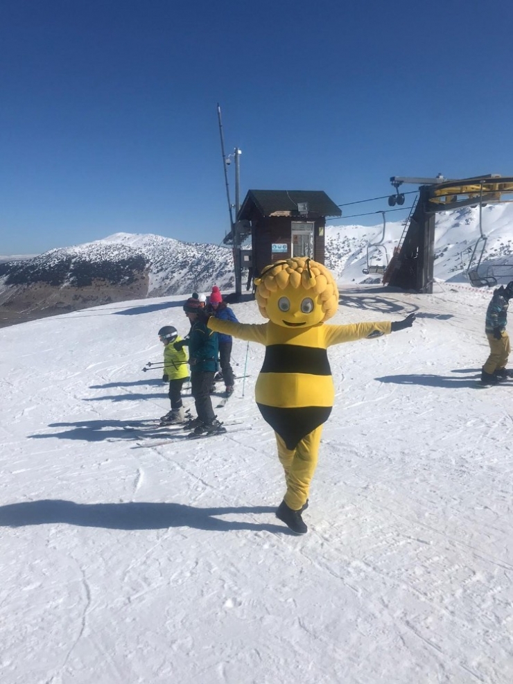 Arı Maya Kostümüyle Snowbord Yapıp, Davraz Kayak Merkezini Tek Başına Tanıttı