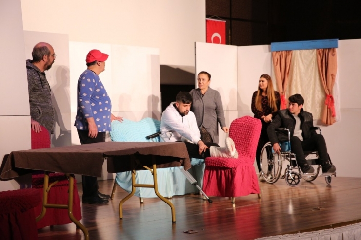 Karaköprü’de Tiyatro Gösterisi Sahnelendi
