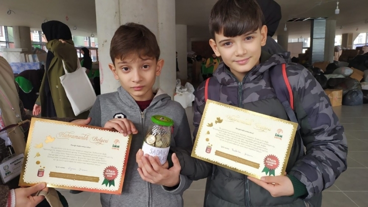 Harçlıklarından Biriktirdikleri Parayla İdlib’e Yardım Gönderdiler