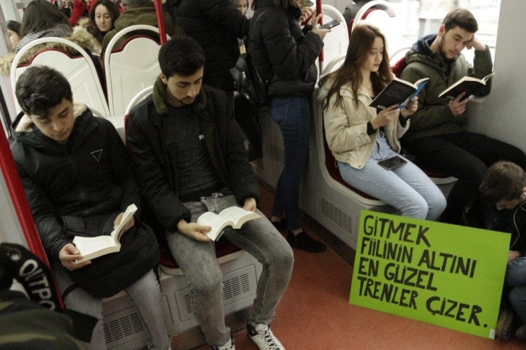 Tramvayda Kitap Okuyarak Farkındalık Oluşturdular
