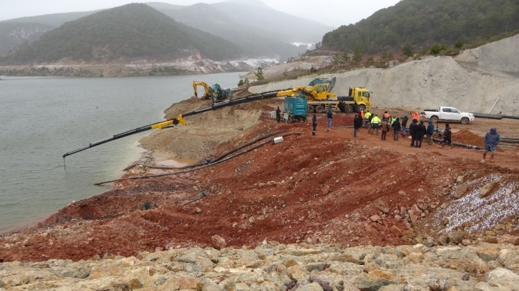 Çatlak Oluşan Barajda Su Tahliye Çalışmaları Devam Ediyor