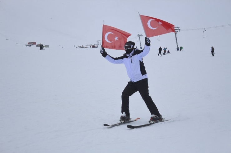 Van’da Türk Bayraklı Kayak Gösterisi