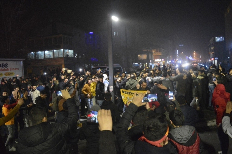 Ağrı’da Galatasaraylı Taraftarlar, 20 Yıl Sonra Gelen Kadıköy Galibiyetini Coşkuyla Kutladı