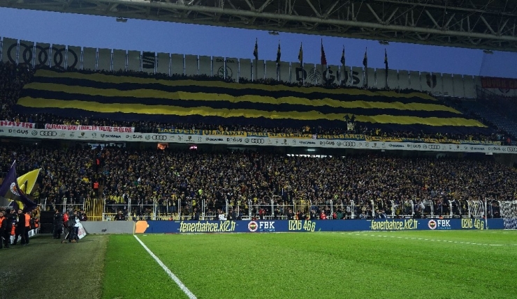 Fenerbahçeli Taraftarlardan Derbi Koreografisi