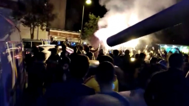 Galatasaray - Fenerbahçe Taraftarları Birbirine Girdi