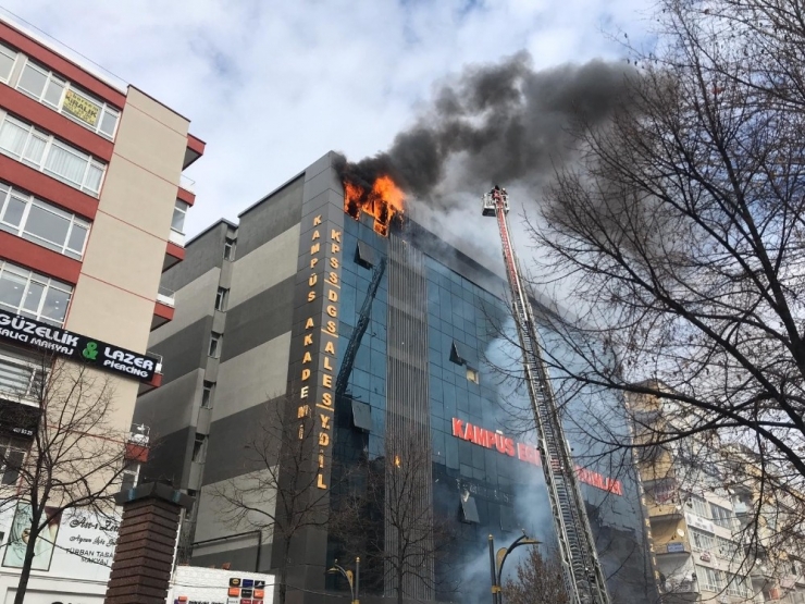Ankara Kızılay’da Bir İş Merkezinin En Üst Katında Yangın Çıktı. İtfaiye Ekipleri Olay Yerine Sevk Edilirken, Bina Boşaltılıyor.