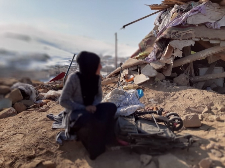 Başkale’deki Depremde Eşini Ve Çocuklarını Kaybeden Kadının Feryadı Yürekleri Dağladı