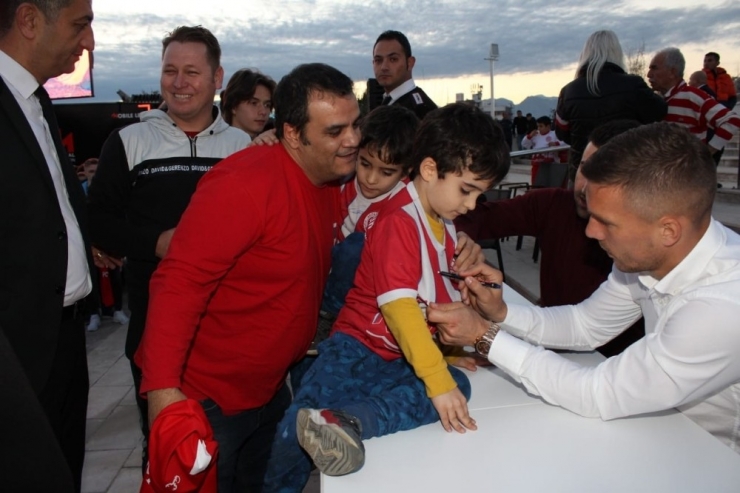 Antalyaspor’dan Podolski’ye İmza Günü