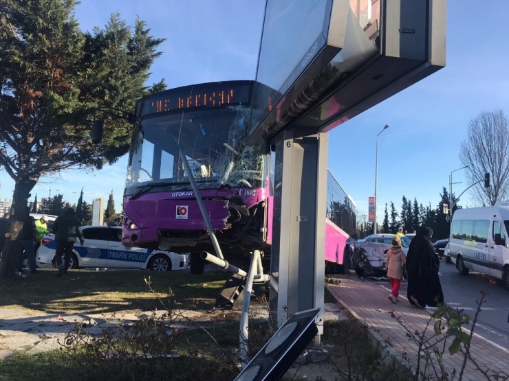 Ataşehir’de Feci Kaza: İstanbul Otobüs Aş’ye Ait Otobüs İle Otomobil Çarpıştı