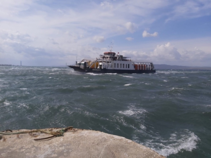 Çanakkale’de Fırtınanın Sürüklediği Feribot Karaya Oturdu