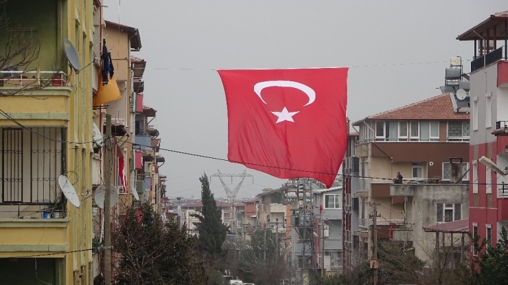 Hataylı Şehidin Evine Dev Türk Bayrağı Asıldı