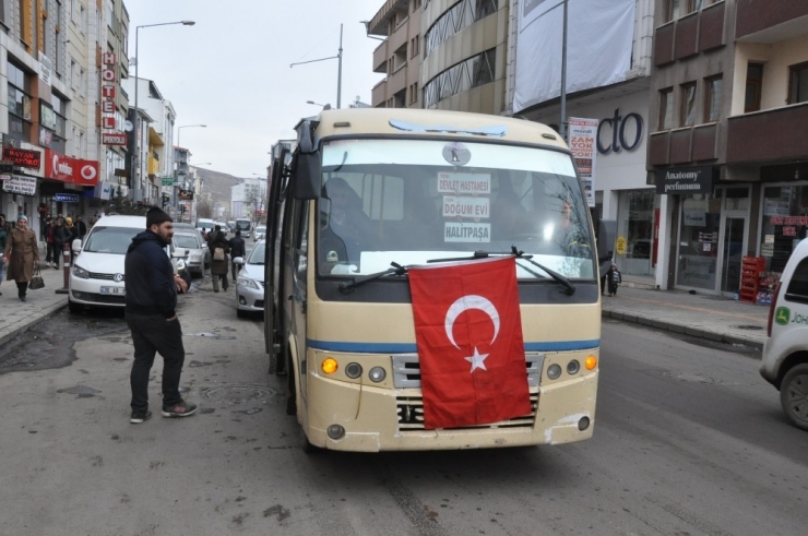 Kars’ta Dolmuşçular Türk Bayrağı Ve Siyah Kurdele Bağladı