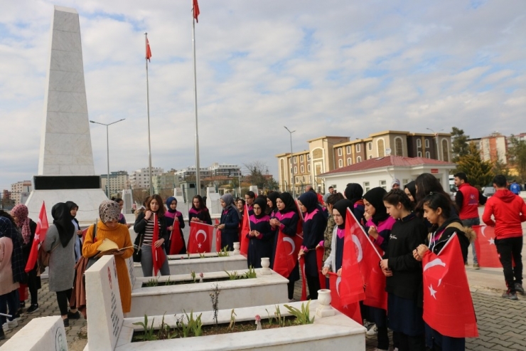 Siirt’te Öğrenciler Mehmetçik İçin Şehitlikte Bir Araya Geldi