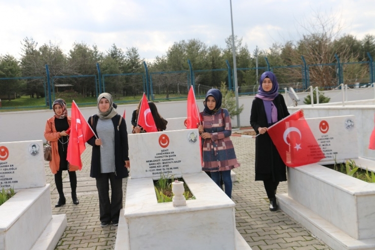 Siirt’te Öğrenciler Mehmetçik İçin Şehitlikte Bir Araya Geldi