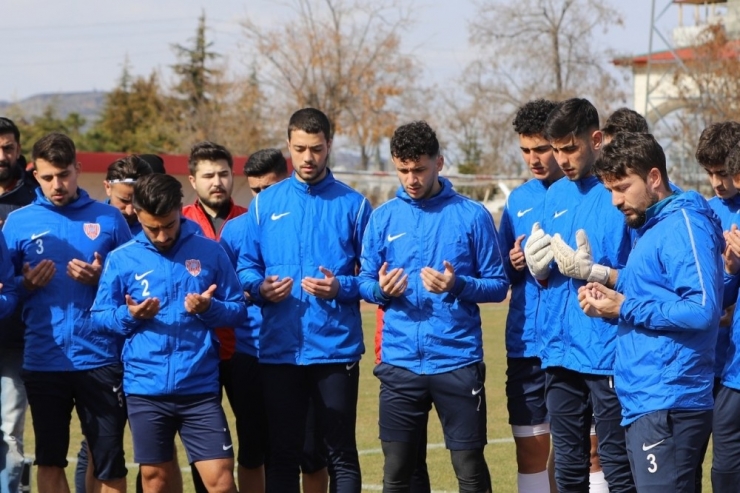 Nevşehir Belediyesporlu Futbolculardan Antrenman Öncesi Mehmetçik İçin Dua