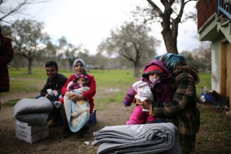 Çanakkale’den Yunanistan’a Geçmeyi Bekleyen Mültecilere Giyim Ve Erzak Ve Battaniye Yardımı