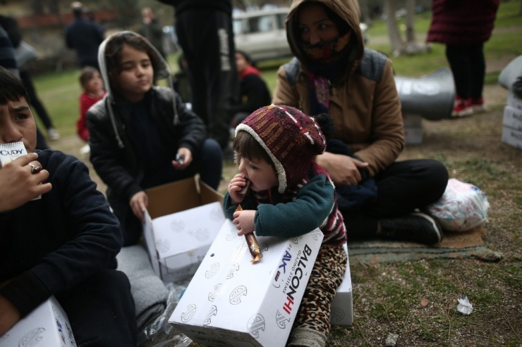 Çanakkale’den Yunanistan’a Geçmeyi Bekleyen Mültecilere Giyim Ve Erzak Ve Battaniye Yardımı