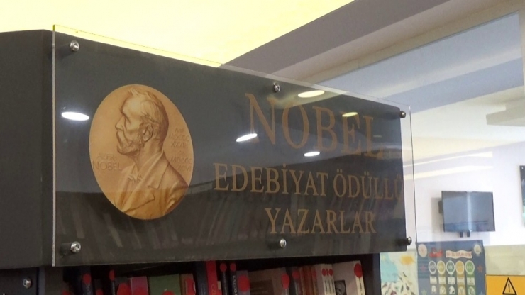 Nobel Ödüllü Yazarların Kitapları Kütüphanede Ayrı Sergileniyor